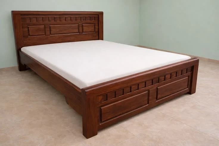 Gisenyi oak bed, view 4